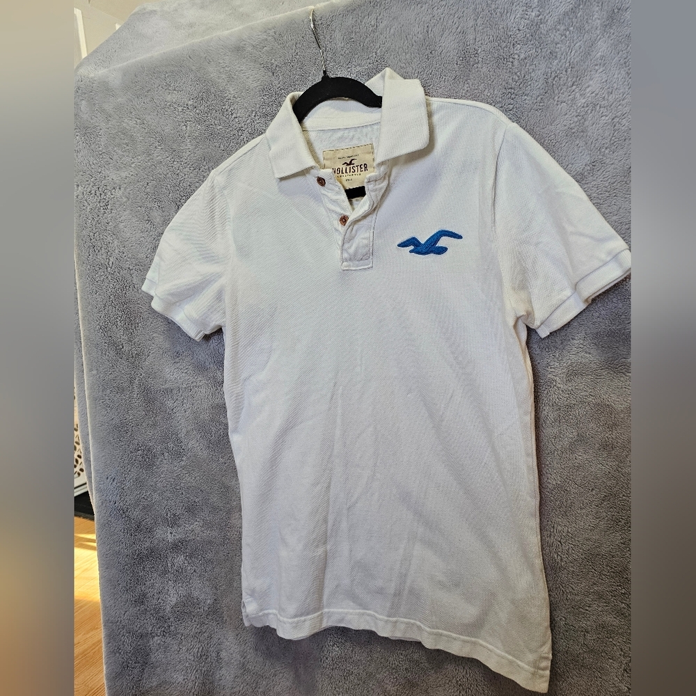Hollister Men's Polo Shirt in White with Blue Logo